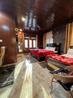 Gayatri Niwas - Luxury Private room with Ensuit Bathroom - Lake View and Mountain View